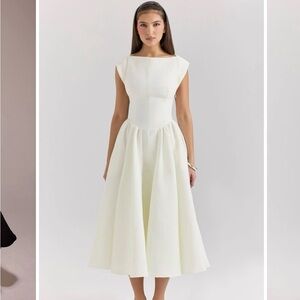 Elegant White Sleeveless Dress